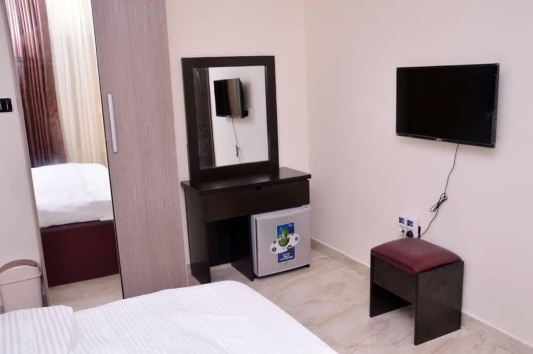City Nest Hotel Ogombo Exteriör bild